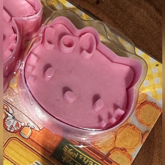 Set of 2 Brand New Pink Hello Kitty Cookie Cutters New in Package Very Cute 💕🥰 - Picture 8 of 9